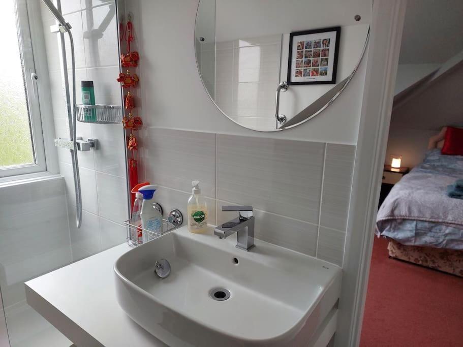 Double Room With Ensuite Shower Room In Quiet, Private House Worthing Extérieur photo