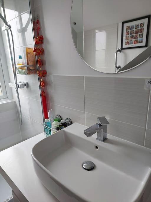 Double Room With Ensuite Shower Room In Quiet, Private House Worthing Extérieur photo