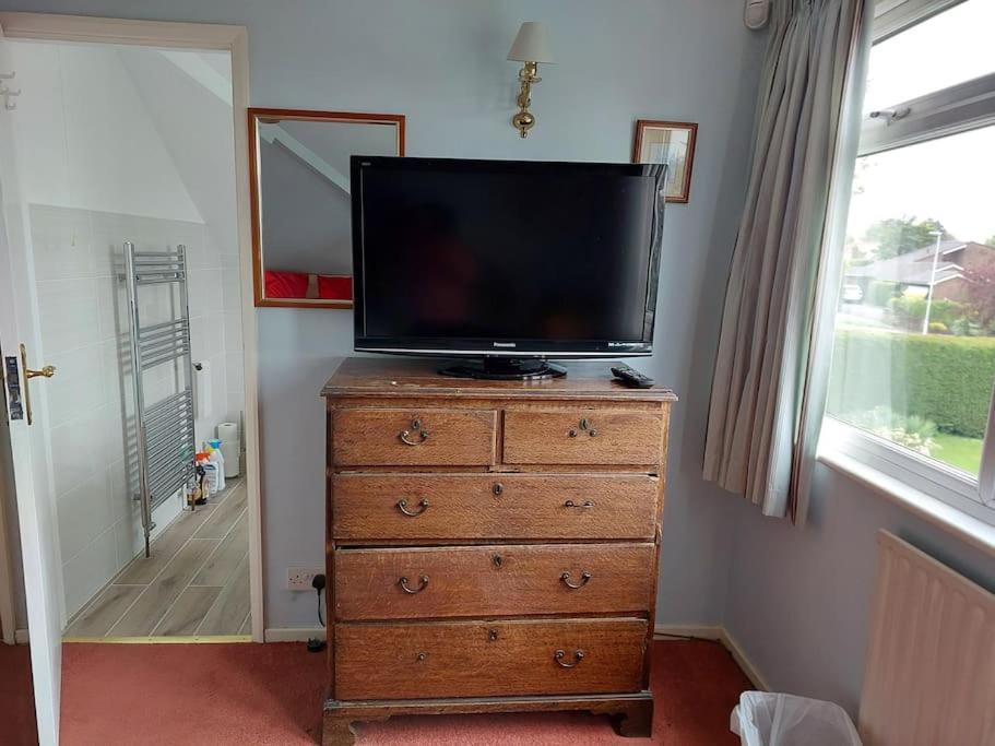 Double Room With Ensuite Shower Room In Quiet, Private House Worthing Extérieur photo